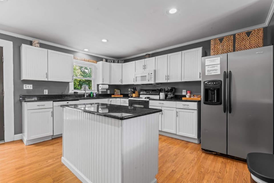 The Blue Bungalow - Stay for 8 House in Mooresville