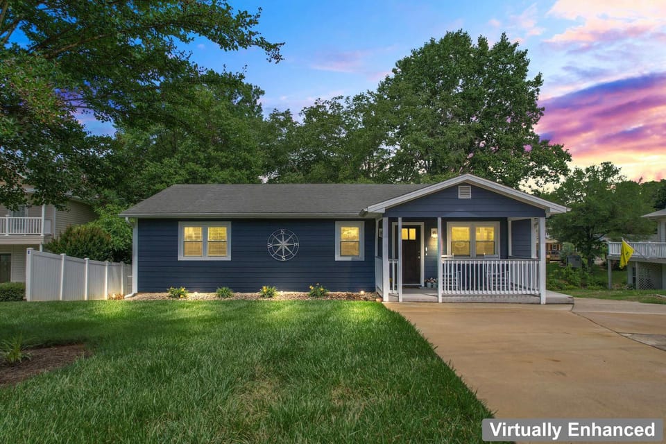 The Blue Bungalow - Stay for 8 House in Mooresville