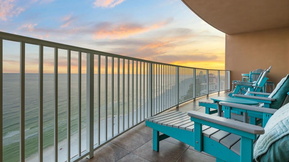 Beachfront 3-Bedroom Condo on 15th Floor - Balcony Lazy River Jacuzzis - Free Daily Activity Deals for Mini Golf Parasailing More House in Orange Beach