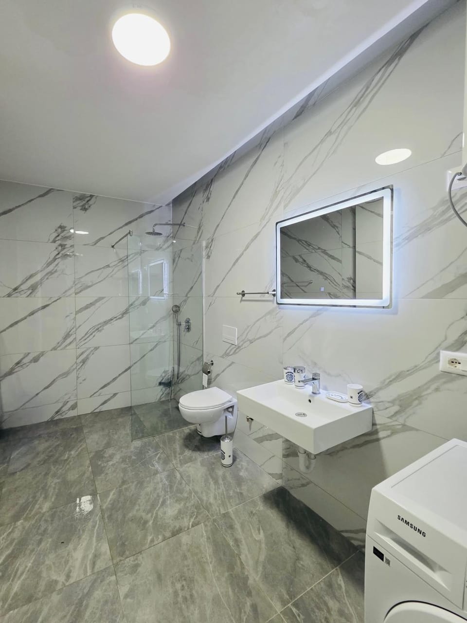 Shower, Toilet, Bathroom, towels