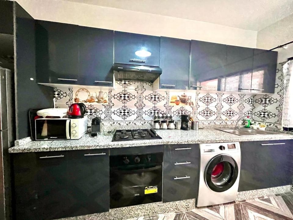 Coffee/tea facilities, oven