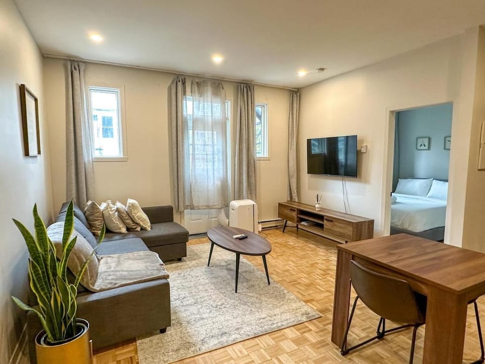 Lovely One-Bedroom in Vibrant Plateau Mont-Royal Apartment in Laval