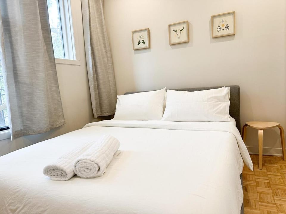 Lovely One-Bedroom in Vibrant Plateau Mont-Royal Apartment in Laval