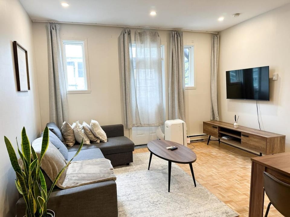 Lovely One-Bedroom in Vibrant Plateau Mont-Royal Apartment in Laval