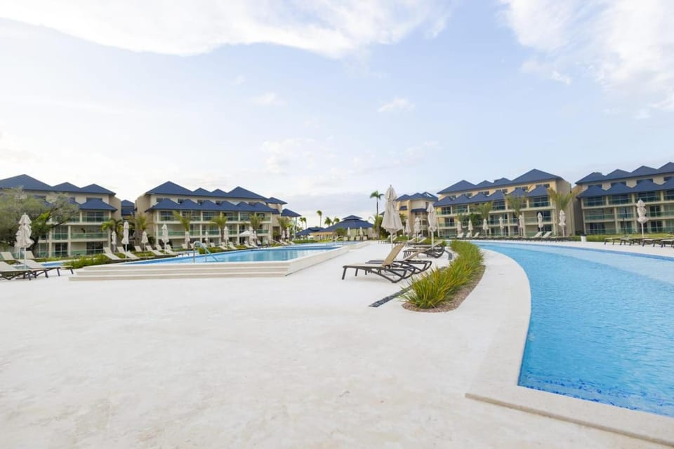 Swimming pool, sunbed