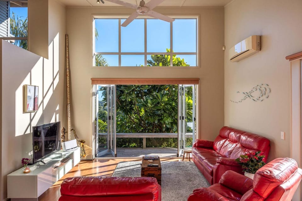 Waiheke Oasis - Your Summer Sanctuary House in Auckland Region