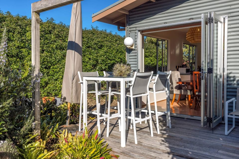 Waiheke Oasis - Your Summer Sanctuary House in Auckland Region