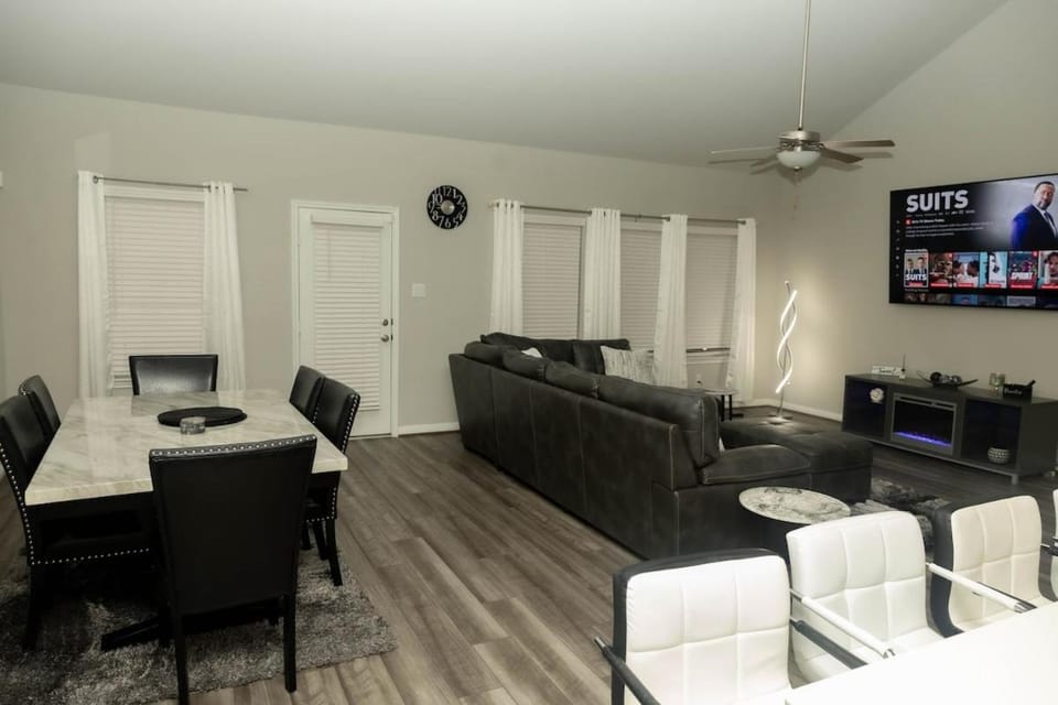 Living room, Dining area