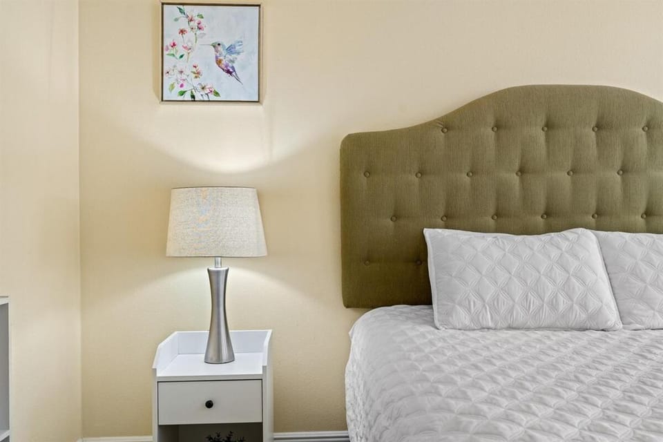 Mickey 3bed Condo 20 min to Disney! Pools & Gym Apartment in Four Corners