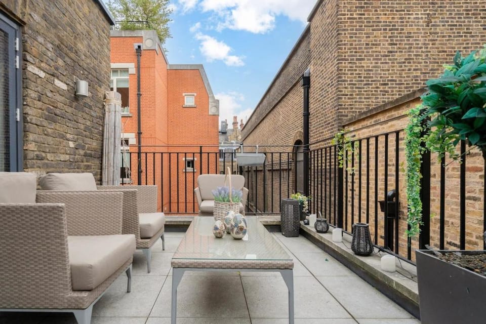 Mayfair's Luxurious Gem with Terrace Apartment in City of Westminster