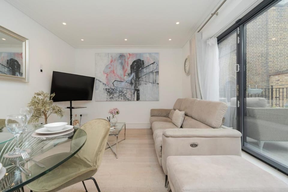 Mayfair's Luxurious Gem with Terrace Apartment in City of Westminster