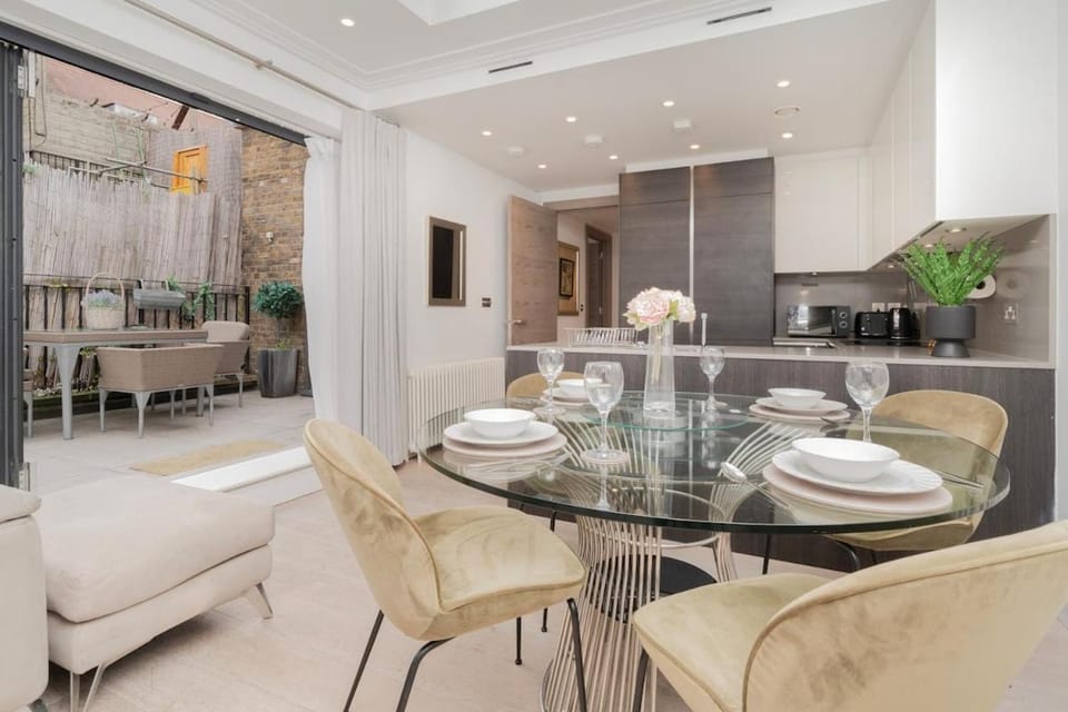 Mayfair's Luxurious Gem with Terrace Apartment in City of Westminster