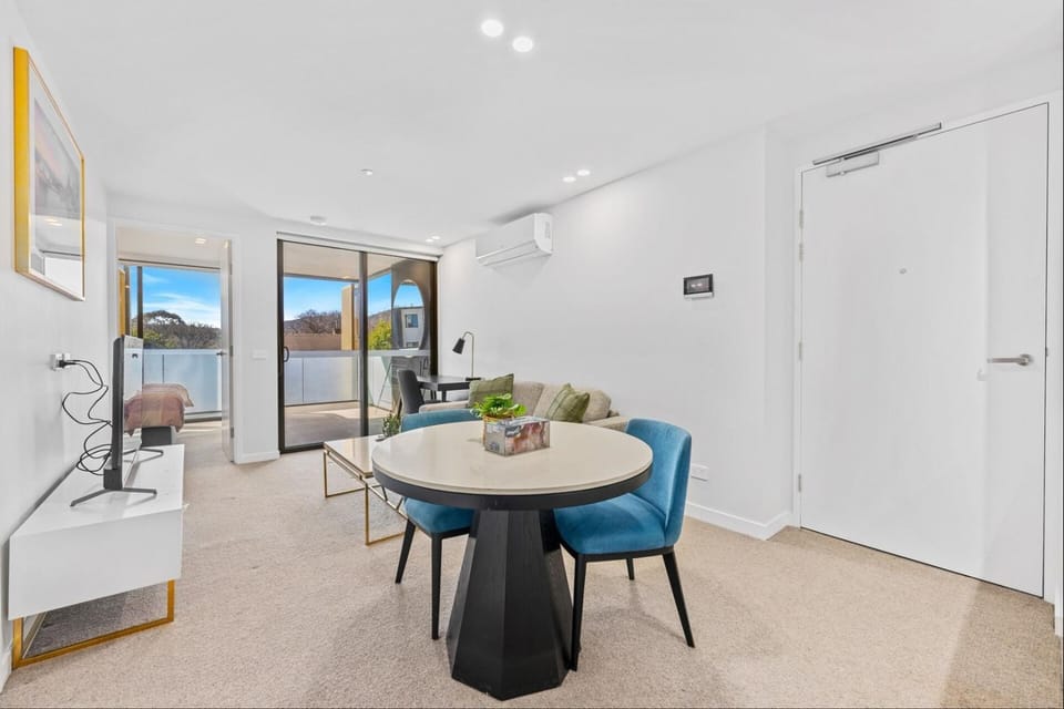 Modem One Bedroom Apartment on Northbourne Avenue Apartment in Canberra