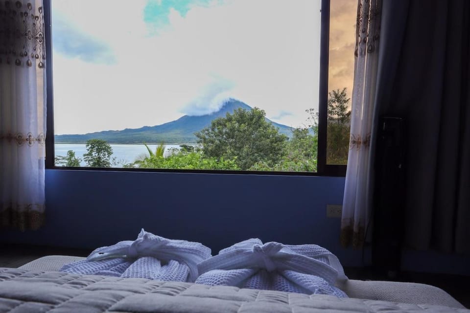 Volcano & Lake View Oasis with Scenic Tub Apartment in Alajuela Province