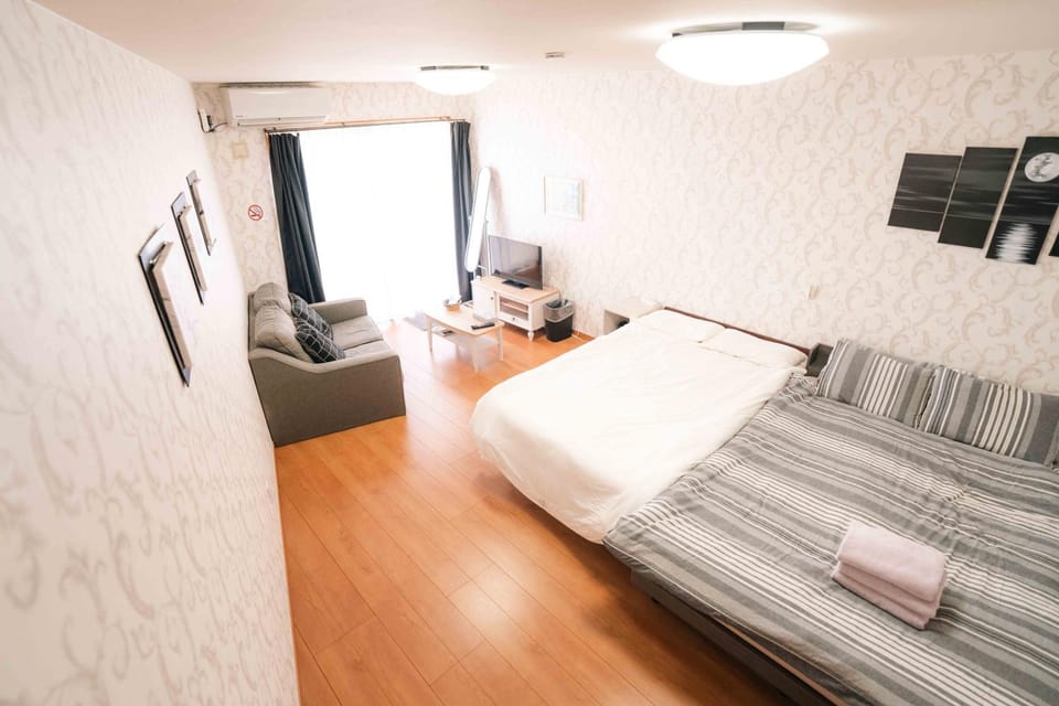 Bed, TV and multimedia, Photo of the whole room, Bedroom