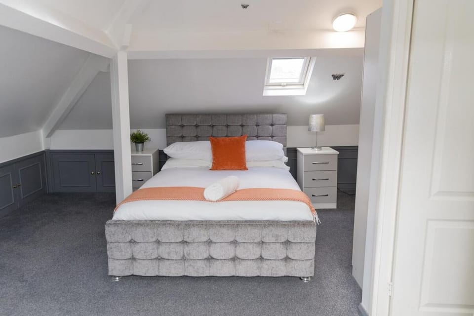 Family home, Convenient to Local Pubs, Takeaways Apartment in Coventry