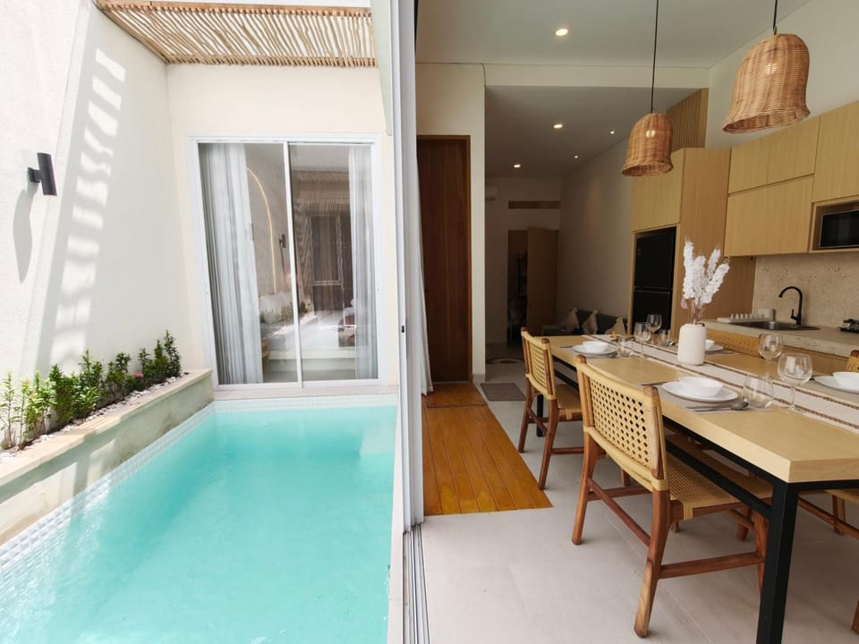 Balcony/Terrace, Dining area, Pool view, Swimming pool