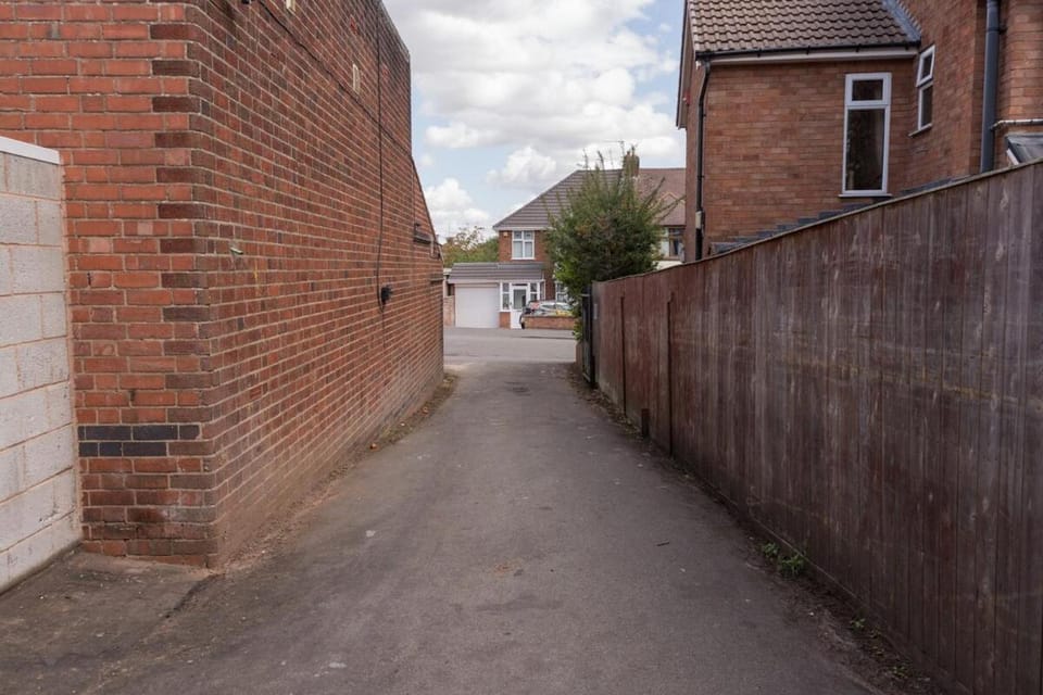 Convenient, Spacious Home, Local shops and Pubs Apartment in Coventry