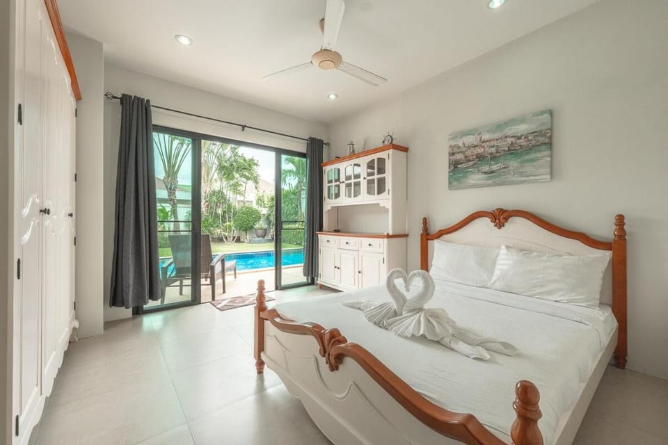 V246 Spacious 4BR Near Pier Private Pool & Garden House in Rawai