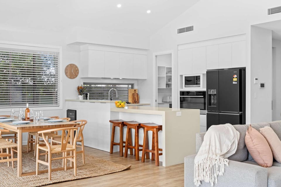 Kitchen or kitchenette, Living room, Seating area, Dining area, dishwasher, oven, stove, toaster