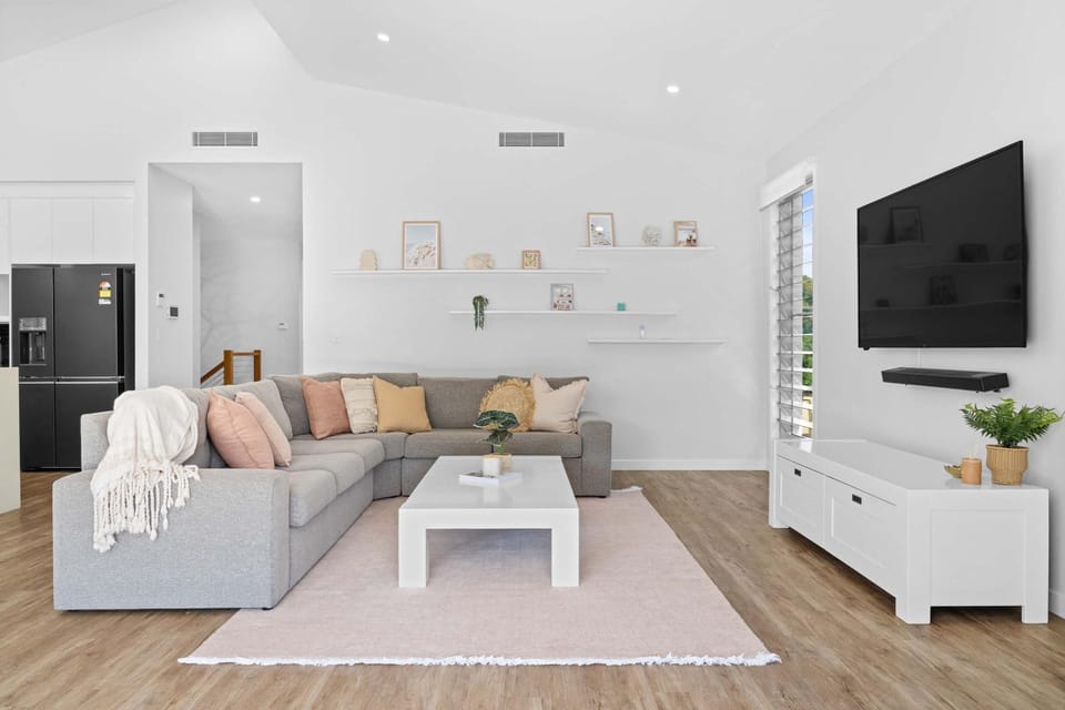 Communal lounge/ TV room, TV and multimedia, Living room, Seating area, Evening entertainment