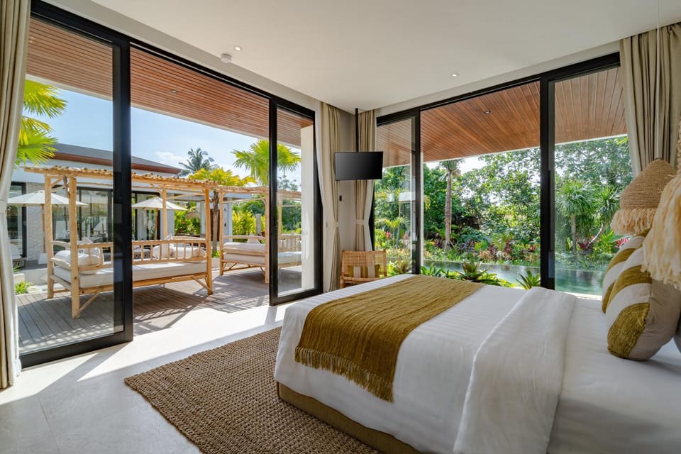Bed, View (from property/room), Bedroom, Garden view