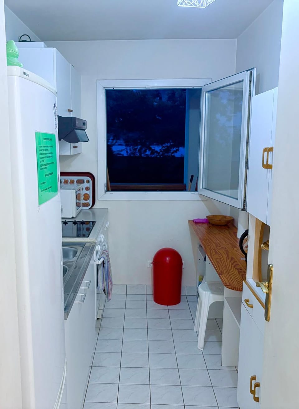 Coffee/tea facilities, Kitchen or kitchenette, microwave, oven, stove, toaster, washing machine