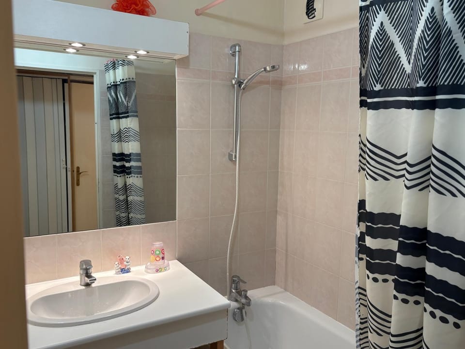 Bathroom, Bath, towels