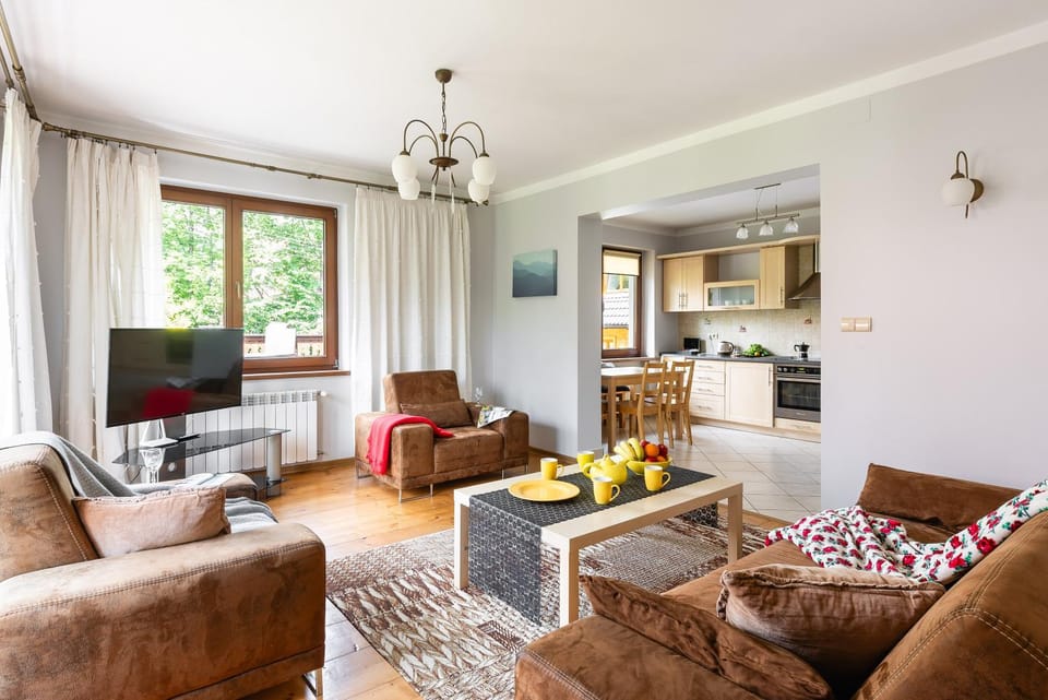 TV and multimedia, Kitchen or kitchenette, Living room, Seating area, Dining area