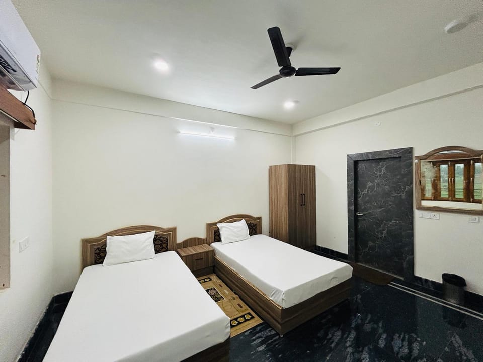 Bed, Photo of the whole room, Bedroom, air conditioner