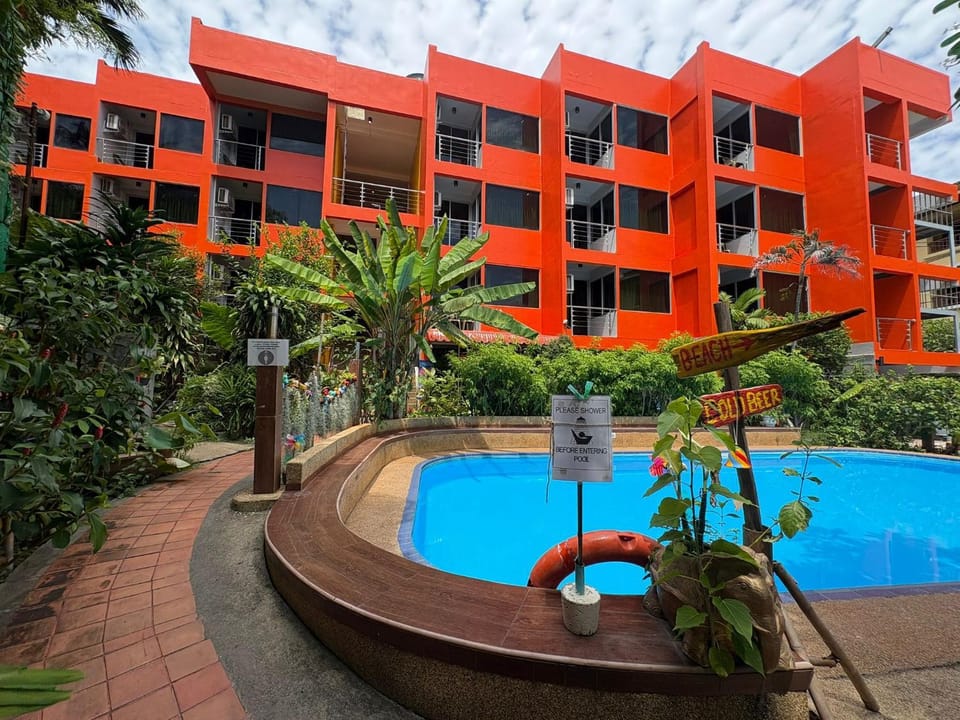 LAY TONG BEACH HOTEL Patong Bed and Breakfast in Patong