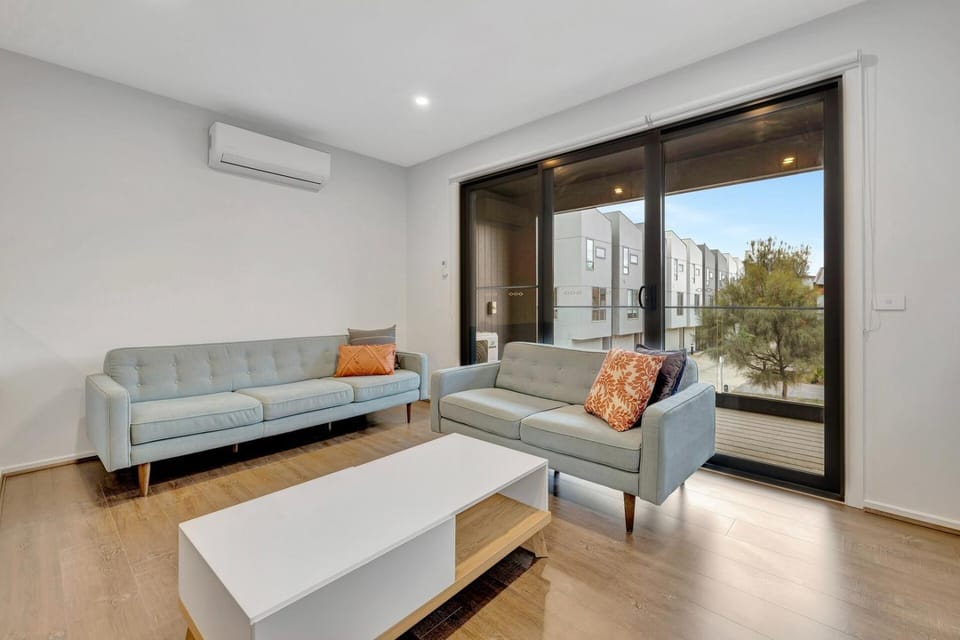 Stylish 3-Bedroom Townhouse Near Shops & Parks House in Melbourne