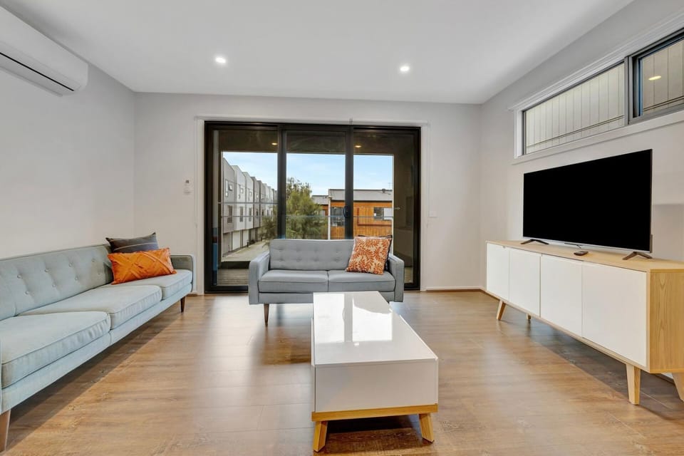 Stylish 3-Bedroom Townhouse Near Shops & Parks House in Melbourne