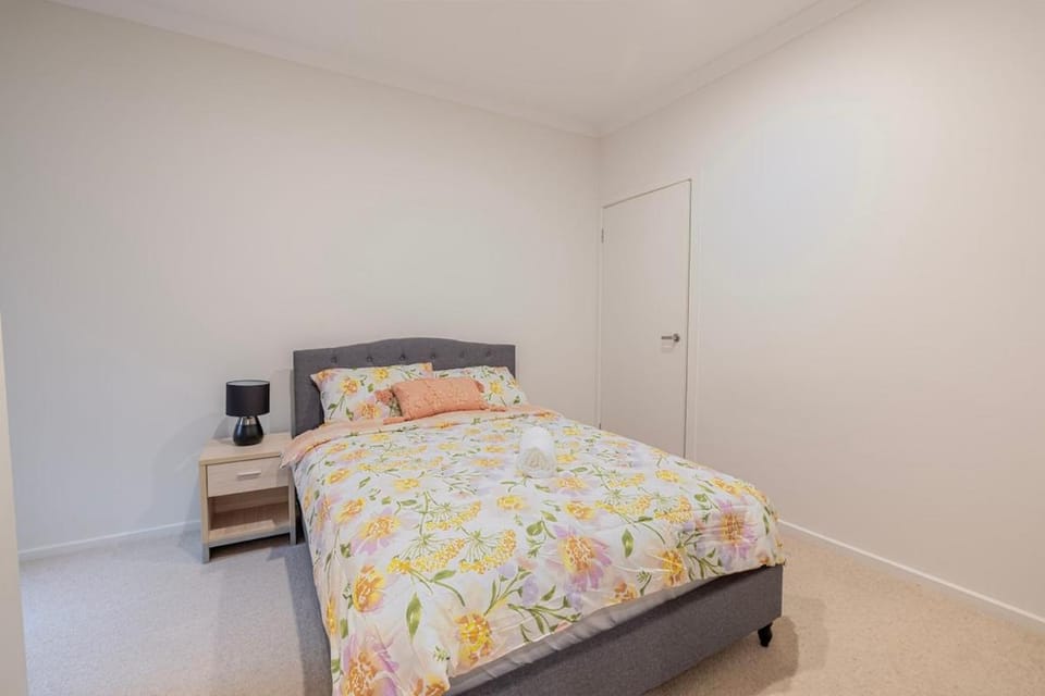 Modern Family Retreat in Point Cook and Free Parking House in Melbourne