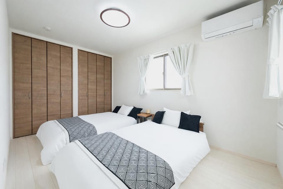 Bed, Photo of the whole room, Bedroom, wardrobe, air conditioner