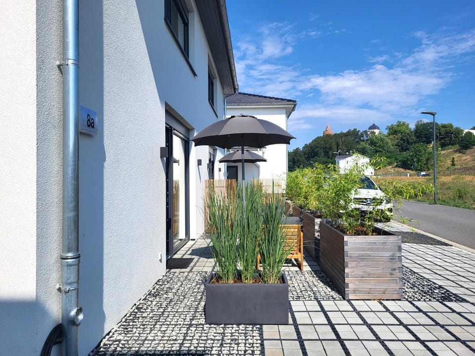 Property building, Balcony/Terrace, Living room