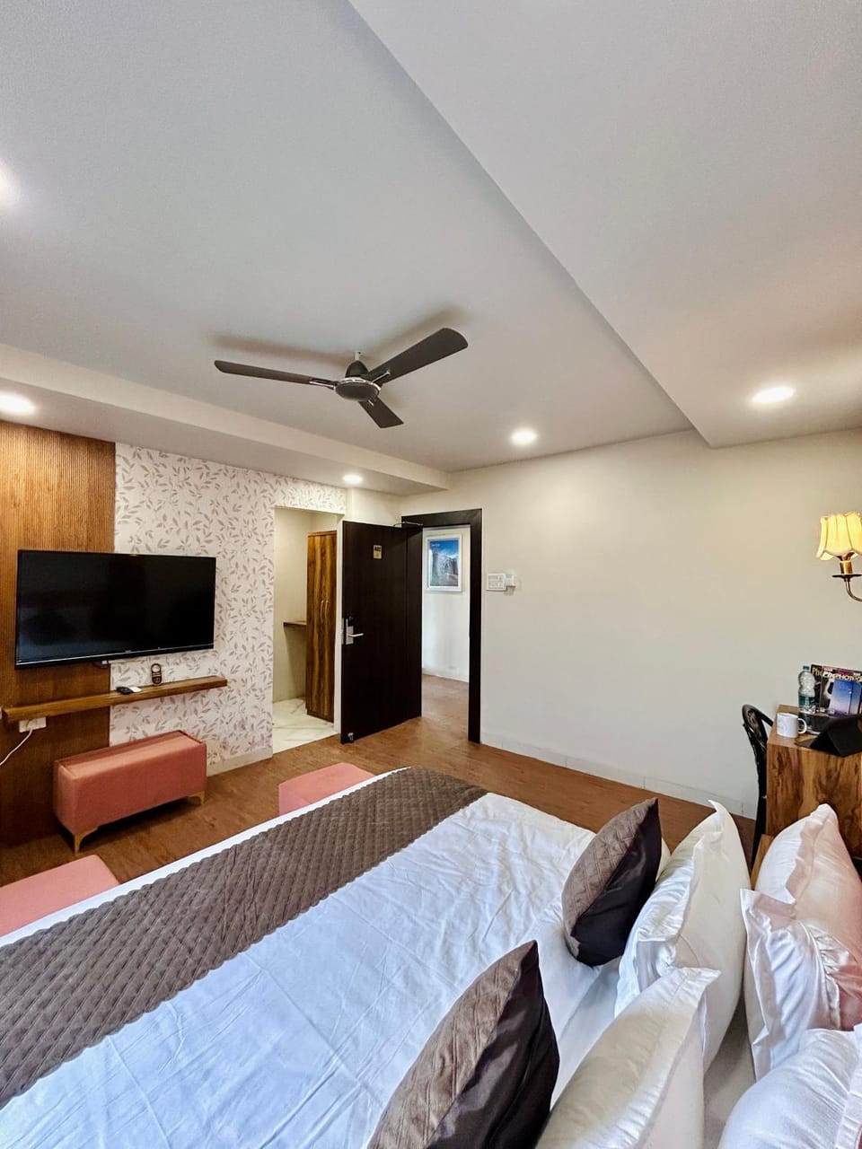 Bed, TV and multimedia, Photo of the whole room, Evening entertainment, Bedroom, air conditioner