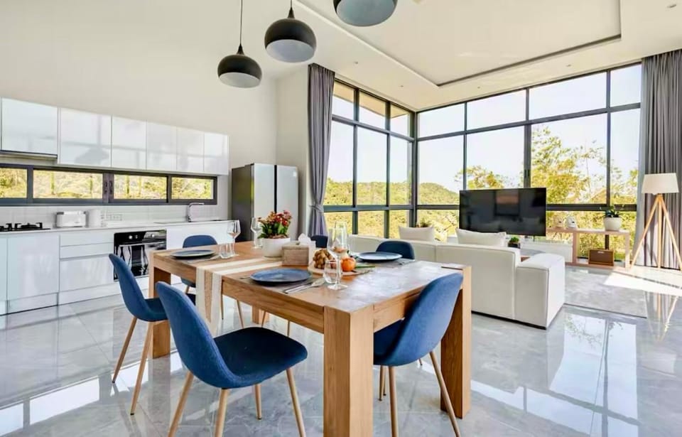 Communal lounge/ TV room, TV and multimedia, Kitchen or kitchenette, Living room, Seating area, Dining area, Evening entertainment, dishwasher, minibar, oven, stove