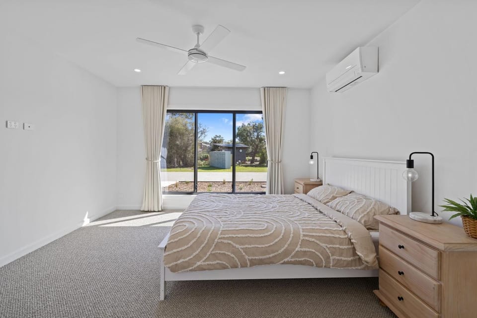 Bedroom, air conditioner