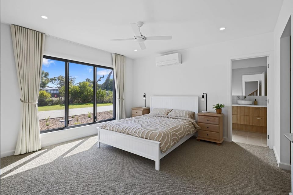 Bedroom, air conditioner