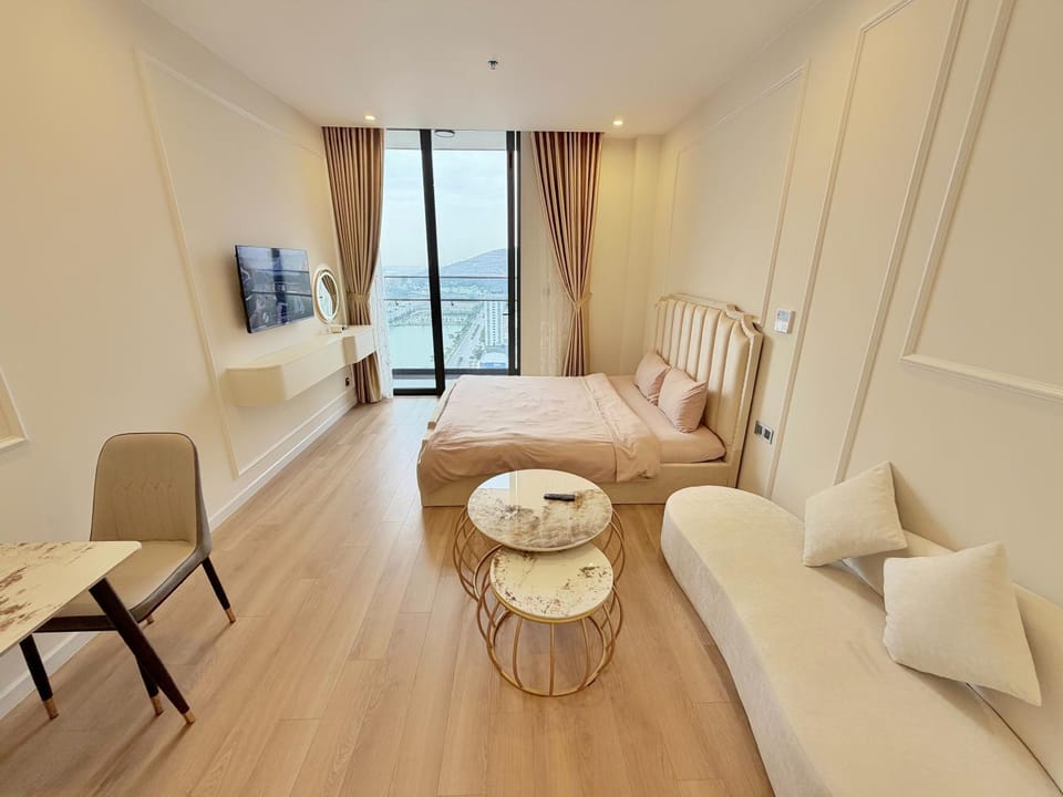 Bed, TV and multimedia, Living room, Photo of the whole room, Seating area, Bedroom