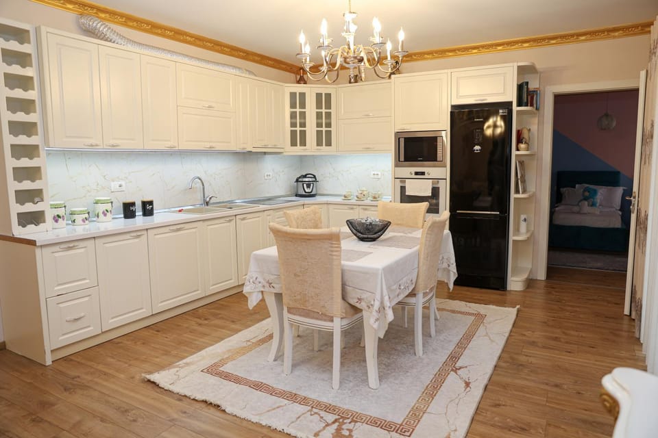 Kitchen or kitchenette, Dining area, dishwasher, minibar, oven, stove, toaster