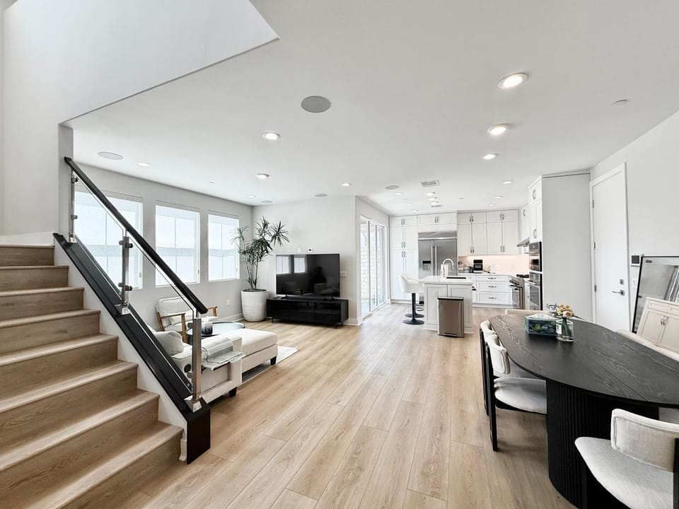 TV and multimedia, Kitchen or kitchenette, Photo of the whole room, Seating area, Dining area