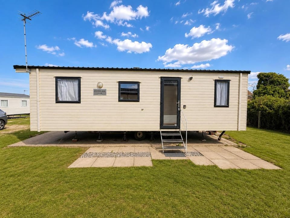 Lovely 6 Berth Caravan With Wifi At Pakefield, Suffolk 68119Bs House in Lowestoft