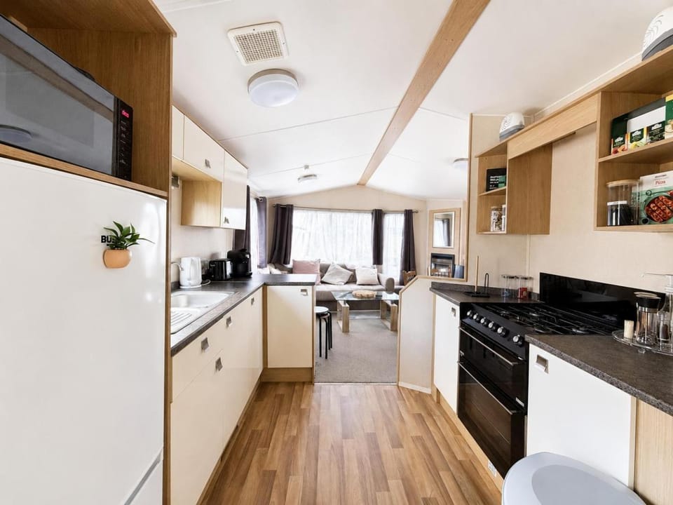 Lovely 6 Berth Caravan With Wifi At Pakefield, Suffolk 68119Bs House in Lowestoft