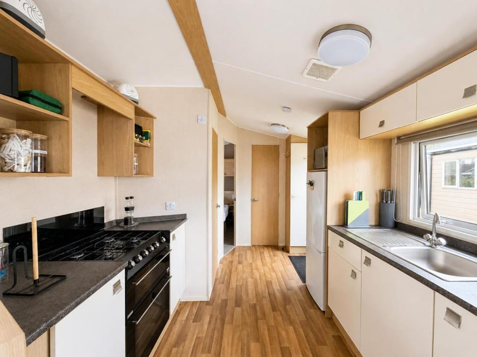Lovely 6 Berth Caravan With Wifi At Pakefield, Suffolk 68119Bs House in Lowestoft