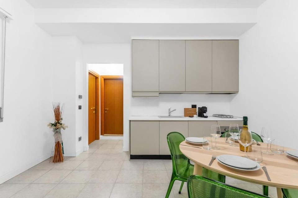 Coffee/tea facilities, Kitchen or kitchenette, Dining area, oven, stove