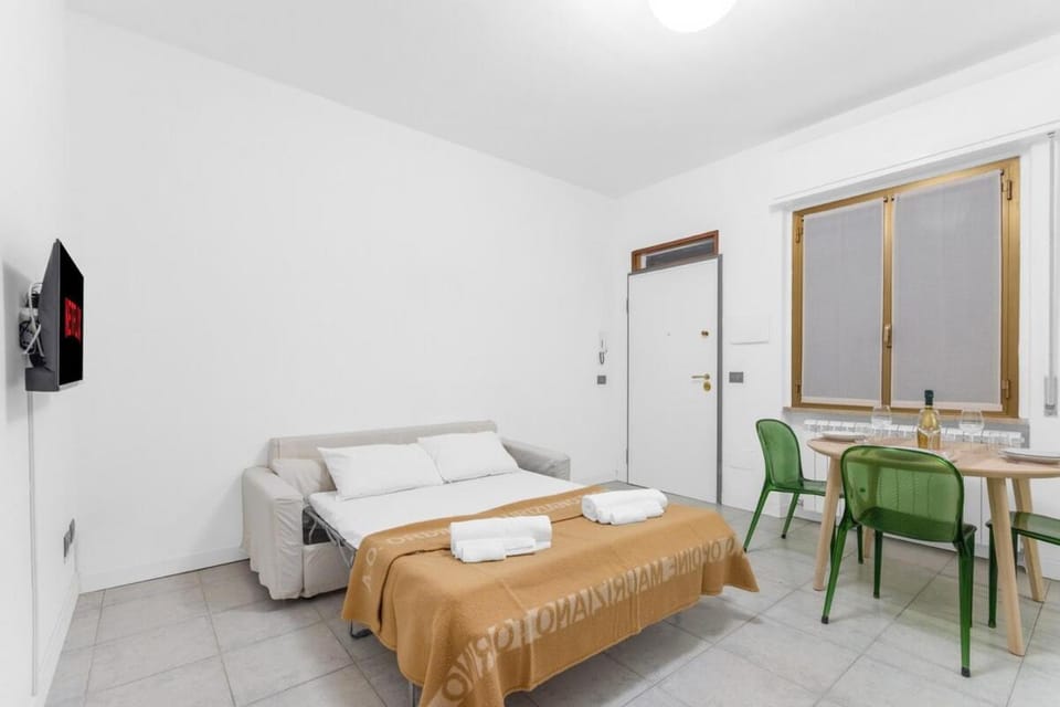 Bed, TV and multimedia, Living room, Photo of the whole room, Seating area, Dining area, Bedroom, towels