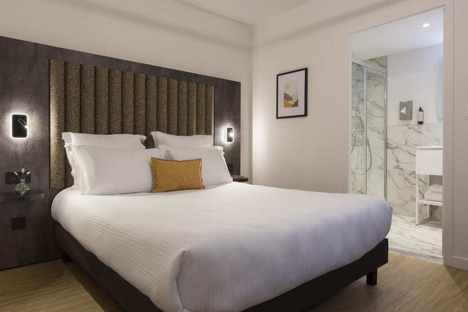 Bed, Bathroom, Photo of the whole room, Bedroom, air conditioner