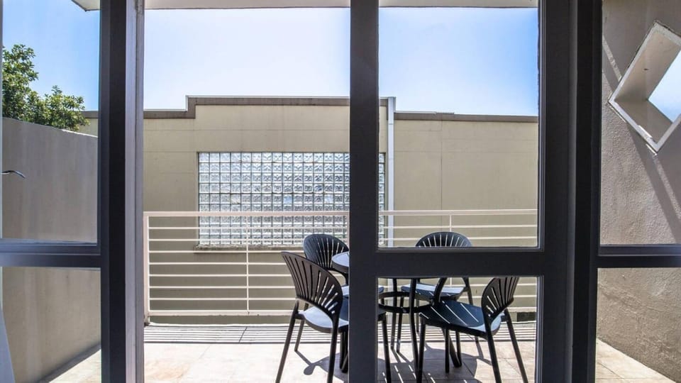 Stylish 2 Bed wBalcony near iconic Stadium Apartment in Cape Town